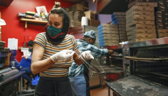 Las pérdidas de empleo en EE. UU. por la pandemia de coronavirus alcanzaron 22 millones en el último mes, según los nuevos datos del 16 de abril de 2020 (Foto: Kamil Krzaczynski / AFP)