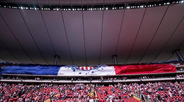 Una enorme bandera fue desplegada por los hinchas del Chivas de Guadalajara. (Foto: Getty Images)