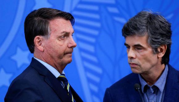 El presidente de Brasil, Jair Bolsonaro, junto al ahora exministro de Salud, Nelson Teich. (Foto: REUTERS / Adriano Machado).