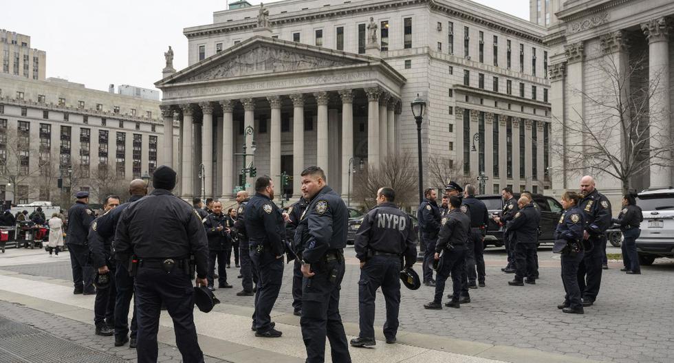 Desde el lunes, la Policía de Nueva York desplegó un nutrido cordón de seguridad en torno al Tribunal Penal de Manhattan, luego de que el expresidente Donald Trump llame a sus seguidores a salir a defenderlo de un supuesto arresto que nunca se produjo.