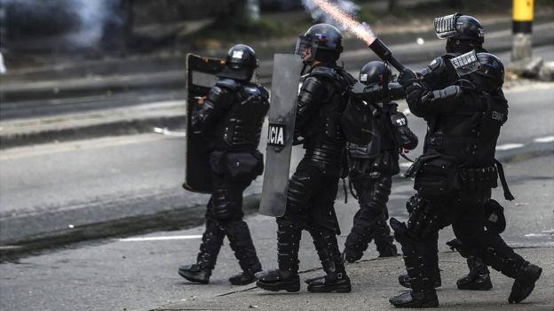 Así como sectores progubernamentales han advertido sobre la posibilidad de vandalismo, quienes apoyan la marcha han expresado preocupación por la violenta manera como en ocasiones han respondido los integrantes del Escuadrón Móvil Antidisturbios (ESMAD) a marchas estudiantiles. Foto: GETTY IMAGES, vía BBC Mundo
