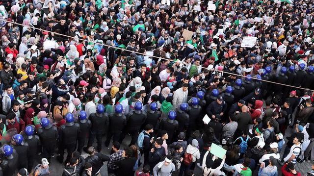 Argelia | Estudiantes protestan contra un posible quinto mandato del presidente Abdelaziz Bouteflika | FOTOS. (EFE)