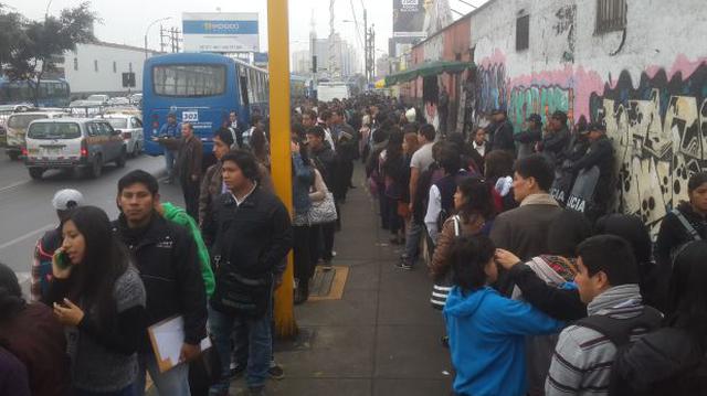 Corredor Azul: siguen largas colas y caos para abordar buses  - 1