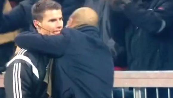 Pep Guardiola celebró el gol de Bayern ¡abrazando al árbitro!