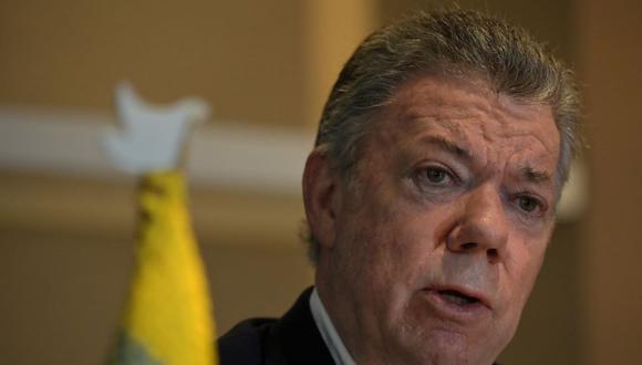 El expresidente de Colombia, Juan Manuel Santos, habla durante una entrevista con AFP el 22 de noviembre de 2021 en Bogotá. (RAUL ARBOLEDA / AFP).