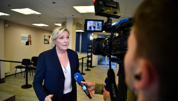 La presidenta del partido francés de extrema derecha Agrupación Nacional, Marine Le Pen, habla con la prensa en la sede del partido en Nanterre, cerca de París, Francia. (Foto: Christophe ARCHAMBAULT / AFP).