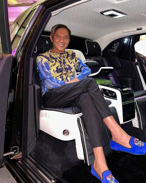 Stephen Hung en uno de sus autos de lujo y, en este caso, se trata de un Rolls Royce Phantom Series.  Formará parte de "Imperio Bling: Nueva York" (Foto: Stephen Hung / Instagram)