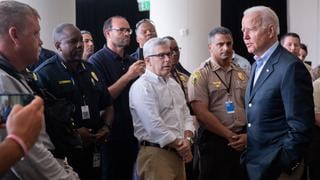 Biden viaja a Florida y se reúne con familiares de las víctimas del derrumbe en Miami