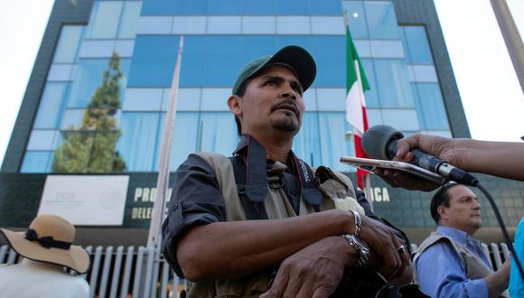 En esta fotografía tomada el 29 de marzo de 2017, el fotoperiodista mexicano Margarito Martínez es entrevistado mientras periodistas del estado de Baja California se manifiestan contra la violencia hacia miembros de la prensa en México. (GUILLERMO ARIAS / AFP).