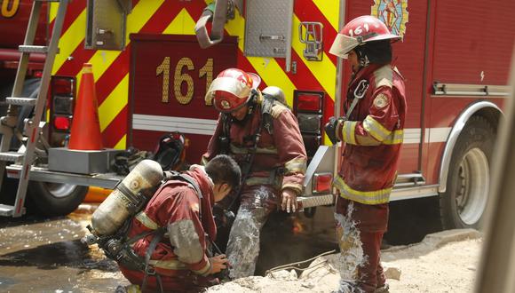 Imagen referencial de bomberos atendiendo un incendio en el Cercado de Lima | Foto: El Comercio