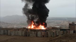 Ventanilla: registran incendio de gran magnitud en fábrica de pintura del parque Industrial de Pachacútec | VIDEOS
