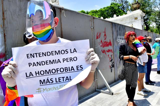 Decenas de personas de la comunidad LGBT marchan este sábado, en Ciudad de México (México). (EFE/Jorge Núñez).