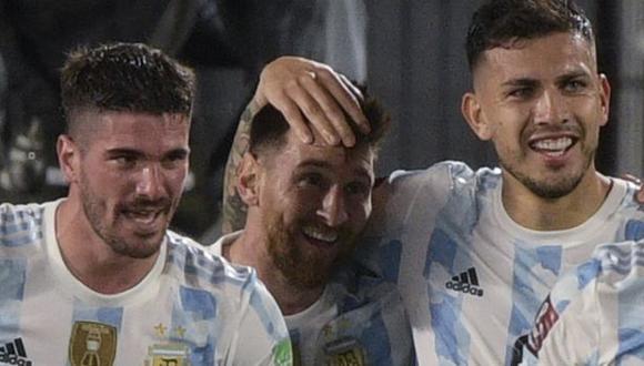 'Leo' Messi, De Paul y Paredes se unieron en videollamada en la previa al Argentina vs. Colombia. (Foto: AFP)