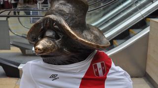 Perú-Inglaterra: peruanos posaron con el oso Paddington
