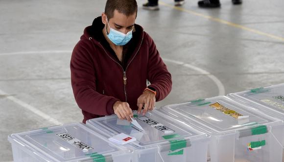 Un hombre emite su voto durante las elecciones para elegir alcaldes y concejales en Chile (Foto: RODRIGO ARANGUA / AFP)