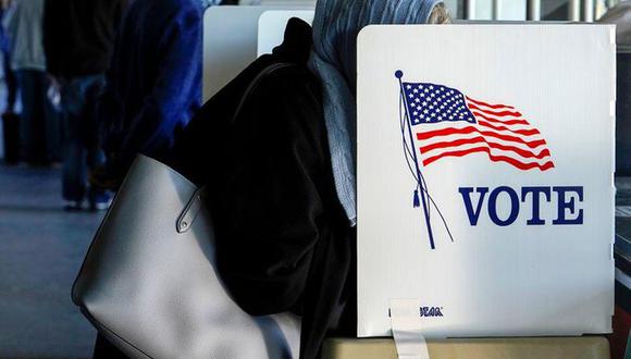 Una mujer vota en los comicios anticipados en ONEOK Field en Tulsa, Oklahoma, Estados Unidos. (REUTERS/Nick Oxford).