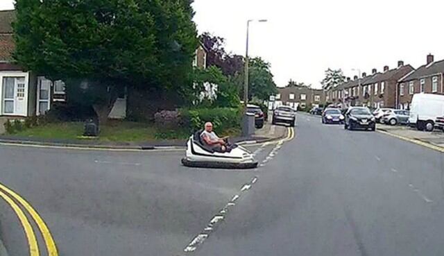 Hombre transitaba cerca de una urbanización ubicada en Harlow, Inglaterra. (Foto: Captura)