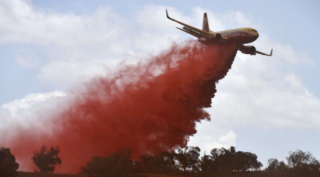Un avión del Servicio de Bomberos Rurales de Nueva Gales del Sur (NSW) lanza retardante de fuego en Bredbo, Australia, La capital de la nación, Canberra, enfrenta su peor amenaza. (Mark Graham / Bloomberg).