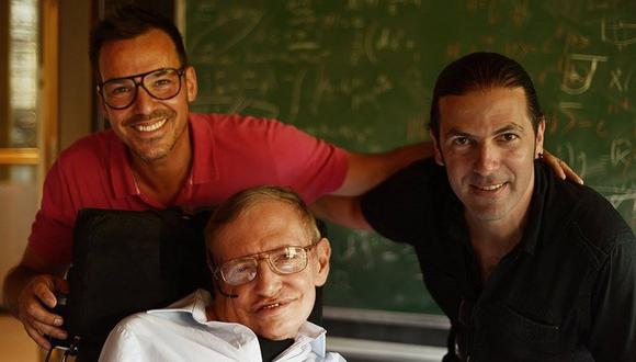Stephen Hawking y el peruano Jaime Traverzán. (Foto: Facebook de Jaime Traverzán)