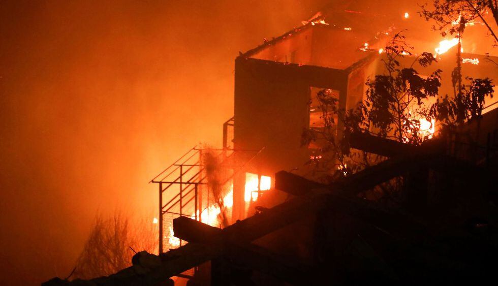 El fuego destruyó cerca de 150 hectáreas y 150 viviendas pero no causó ni heridos ni víctimas fatales. (Foto: EFE)