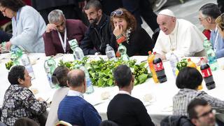 El papa Francisco almuerza con 1.500 indigentes y pide oír a los pobres | FOTOS