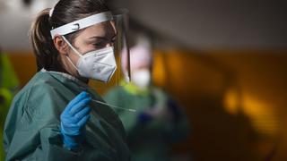 El coronavirus sigue en descenso en España, que registra 30.200 nuevos contagios y 702 muertos desde el viernes
