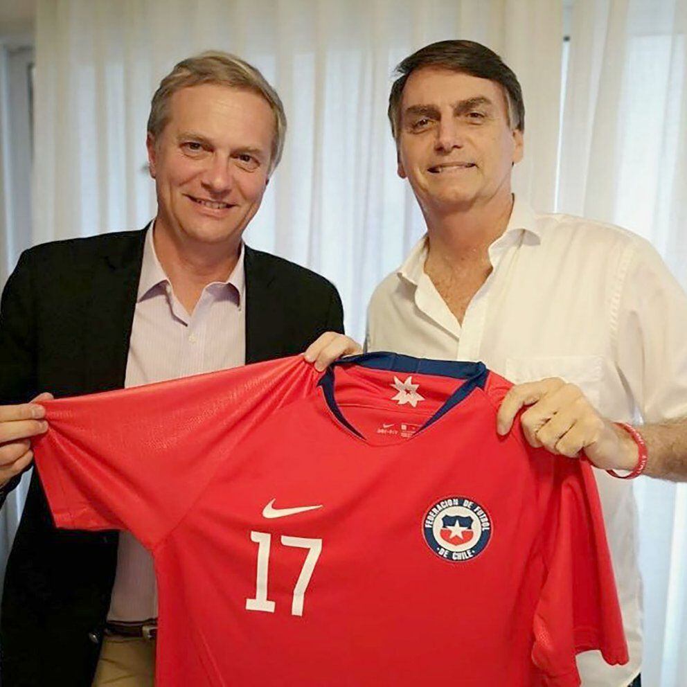 José Antonio Kast visited Jair Bolsonaro in 2018, before the Brazilian won the presidential elections, and brought him a shirt from the Chilean team.  TWITTER PHOTO
