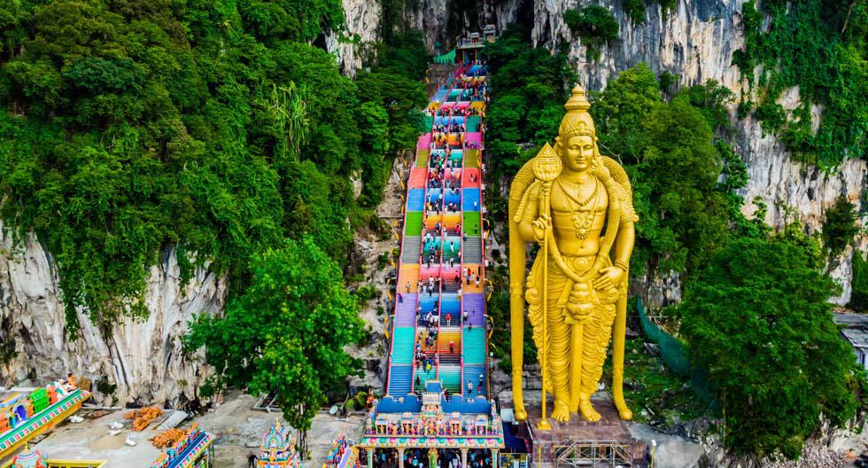 Cuevas de Batu. Este hermoso santuario hindú es una colina de piedra caliza ubicado en Malasia, en cuyas cuevas se pueden encontrar espacios de culto a los dioses, pero antes, los devotos y turistas tienen que subir 272 escalones. (Foto: Shutterstock)
