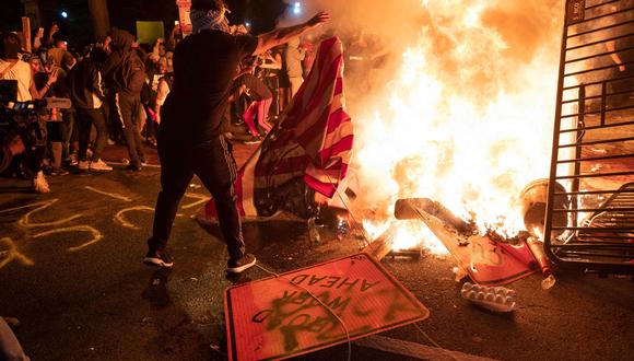 Manifestantes arrojaron banderas de Estados Unidos al fuego durante las protestas por la muerte de George Floyd. Foto: AFP / ROBERTO SCHMIDT
