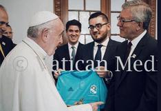 Papa Francisco recibió camiseta de Sporting Cristal previo a Copa Sudamericana 