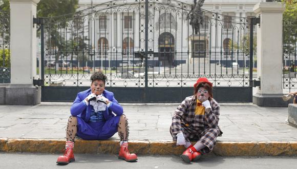 De izquierda a derecha los payasos Said Venegas "Saitín" y Jorge Pérez "Tegotín"; quienes posan frente al Congreso de la República en enero del 2020. En noviembre, su gremio emitió un pronunciamiento para que dejen de comparar a los políticos con ellos, a propósito de la vacancia de Martín Vizcarra. Foto: Richard Hirano para El Comercio.