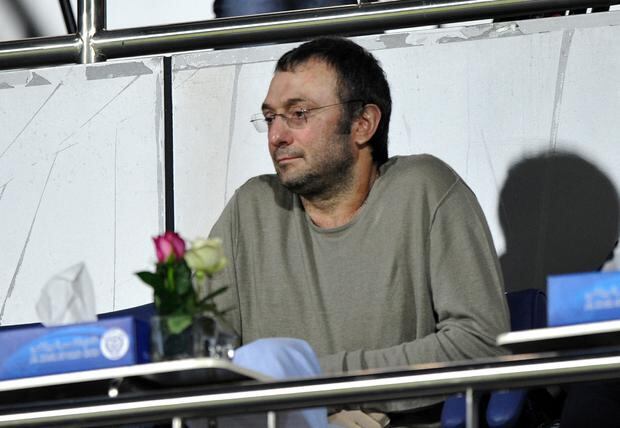 Una fotografía tomada el 16 de enero de 2012 muestra al poderoso magnate ruso del petróleo y los metales, el multimillonario Suleiman Kerimov, viendo un partido de fútbol. (Foto de SERGEI RASULOV JR. / NEWSTEAM / AFP).