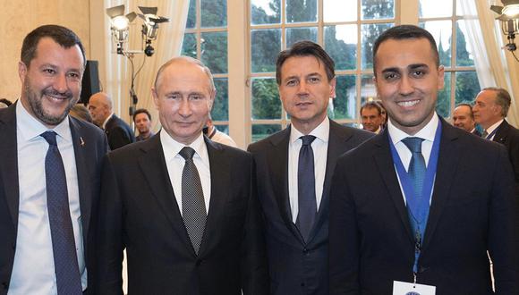 Vladimir Putin junto al ex primer ministro Giuseppe Conte, acompañado por sus dos vice primeros ministros de entonces, el euroescéptico líder de la Liga Matteo Salvini y el actual ministro de Asuntos Exteriores Luigi Di Maio (Foto: Twitter @rusembitaly)