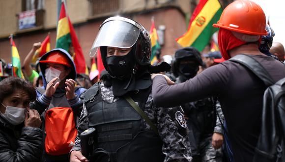 Un policía boliviano que se unió al motín contra Evo Morales en La Paz. (REUTERS/Luisa Gonzalez).