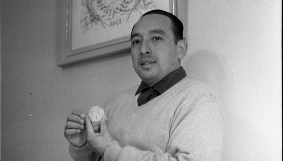 Edwin Vásquez con su medalla de oro de Londres 1948 y sobre él la diploma olímpica. La foto fue tomada en 1960. (Foto: Archivo Histórico El Comercio)