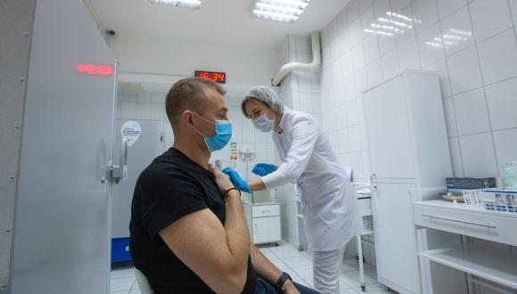 Una trabajadora de la salud inyecta la vacuna COVID-19 Sputnik V a una persona durante un ensayo en Moscú, Rusia, el jueves 26 de noviembre de 2020. (Foto: Andrey Rudakov / Bloomberg).