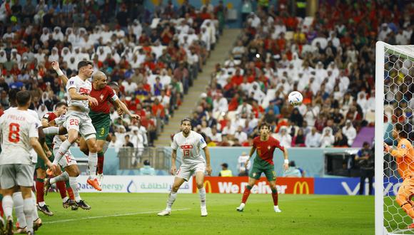 Pepe de Portugal anota el segundo gol. REUTERS/John Sibley