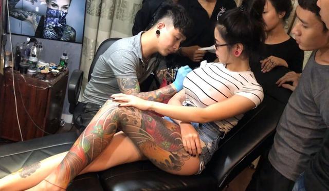 El video del tatuador y la joven tiene ya un tiempo en YouTube. (Captura)