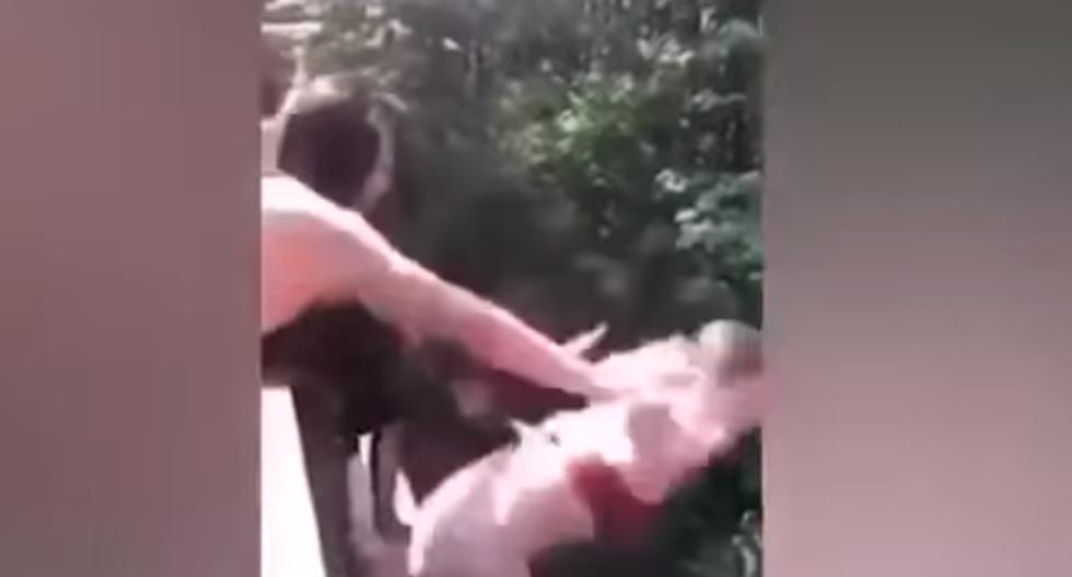 Momento de la caída fue capturado por una tercera persona. La joven que cayó al río quedó herida. (Foto: Captura|Viral Video)
