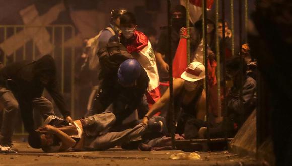 Un manifestante resulta herido mientras es ayudado por otros durante un enfrentamiento con la policía en Lima, Perú, el 14 de noviembre de 2020. (REUTERS / Sebastián Castañeda).