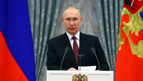 El presidente ruso, Vladimir Putin, da un discurso durante una ceremonia de entrega de premios estatales en el Kremlin de Moscú el 23 de mayo de 2023. (Foto de Vyacheslav Prokofyev / SPUTNIK / AFP)