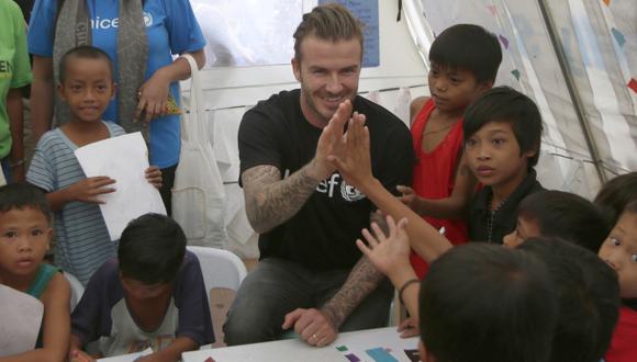 Beckham visita a niños filipinos afectados por tifón Haiyan