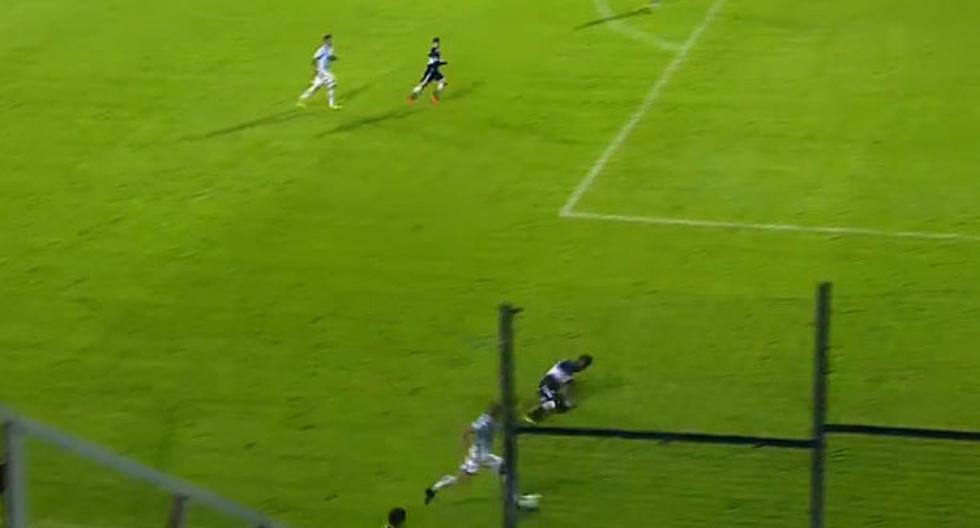 Christian Ramos jugó un buen partido, pero se resbaló justo en el momento que se fabricaba el gol de Rafela. (Foto: Captura)