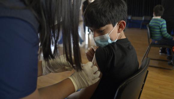 Un niño recibe la primera dosis de la vacuna Pfizer / BioNTech en una escuela privada en Quito el 13 de septiembre de 2021. (Foto: RODRIGO BUENDIA / AFP)