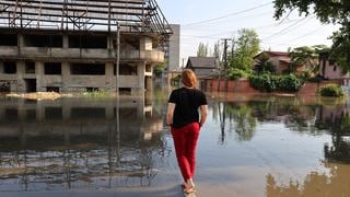 Miles de civiles evacuados de zonas inundadas tras destrucción de represa en Ucrania | FOTOS