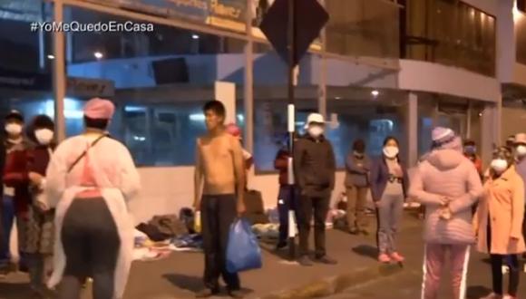 Según informó “TV Perú”, las personas llevan 6 días durmiendo en la mencionada avenida esperando un viaje de retorno, pero hasta el momento no reciben una respuesta por parte de las autoridades.  (Foto Captura TV Perú)