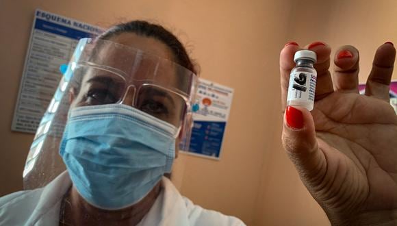 Una enfermera cubana muestra un vial de la vacuna Soberana 2. (Foto: ADALBERTO ROQUE / AFP)
