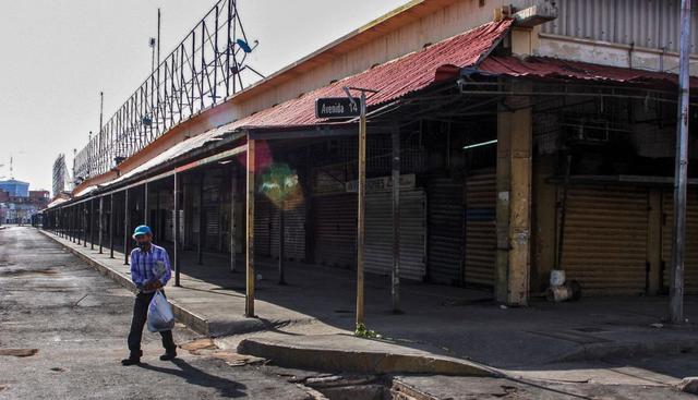 Un hombre camina afuera del mercado Las Pulgas en Maracaibo, estado de Zulia, Venezuela, el 2 de julio de 2020, en medio de la pandemia de coronavirus. (AFP / Luis BRAVO).