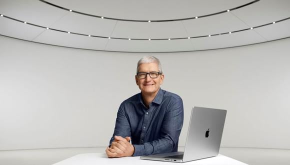 Una foto de un folleto facilitado por Apple Inc. que muestra al CEO de Apple, Tim Cook, con la MacBook Pro el 18 de octubre de 2021.  Se espera que en 2022, Apple presenta la MacBook Air con el chip sucesor del M1. (Foto de archivo: EFE / EPA / APPLE)