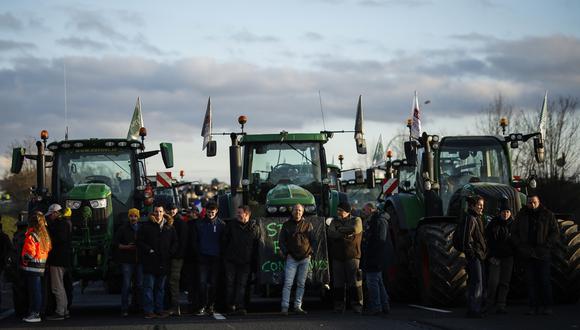 Decenas de tractores bloquean parte de la autopista A6 en Chilly-Mazarin, al sur de París, Francia, el 31 de enero de 2024. (Foto de EFE/EPA/YOAN VALAT)